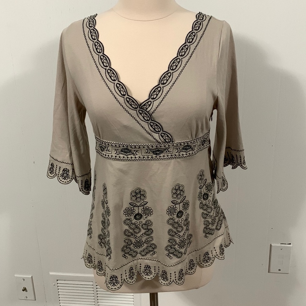 BCBGMAXAZRIA Embroidered Top V Neck, hidden side zipper, Sz Med good condition